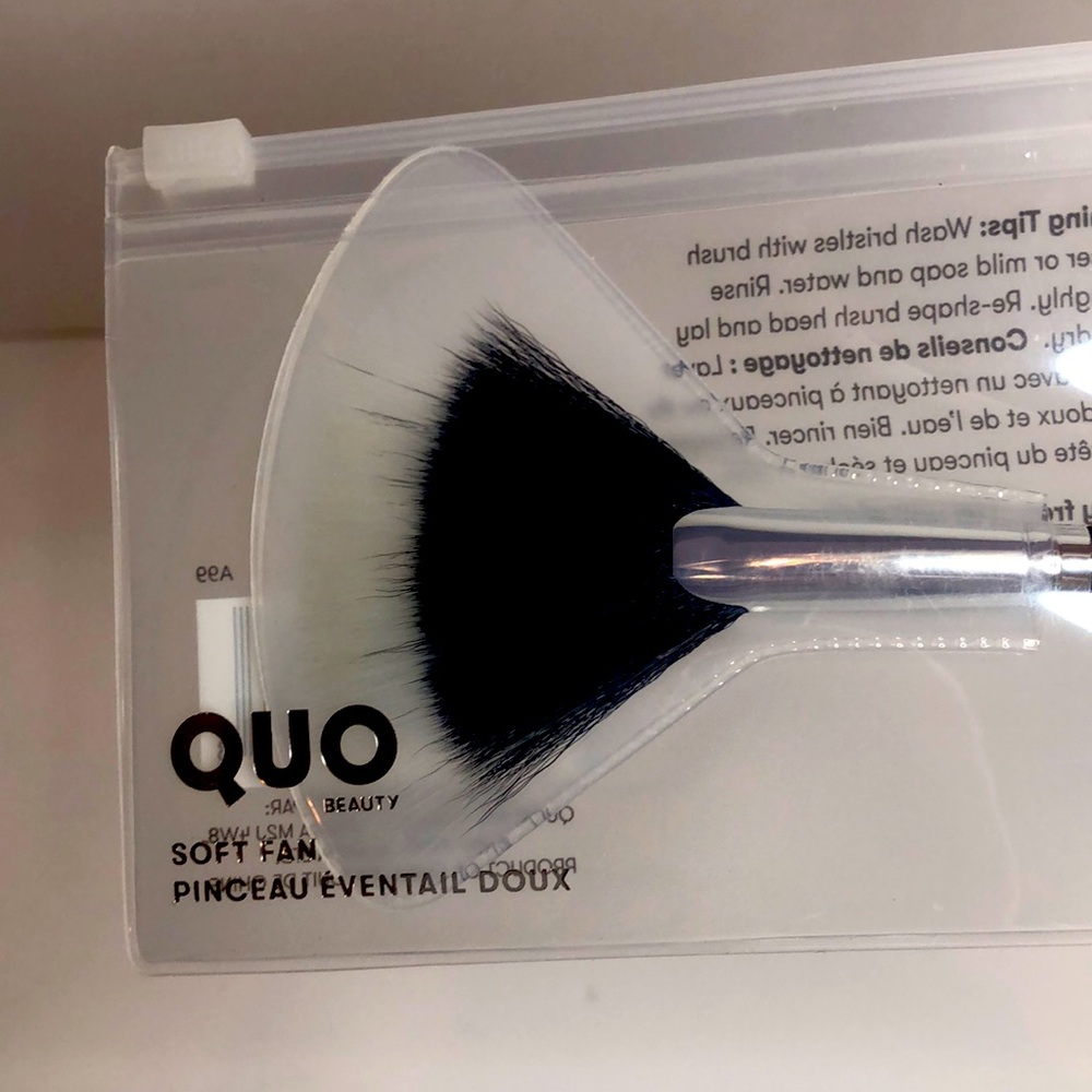 QUE soft fan brush